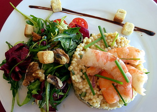 Gambas aux p�tes Perles et salade