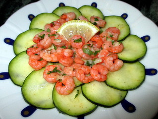 Mini Crevettes roses dor�es � l'ail sur lit de Concombre